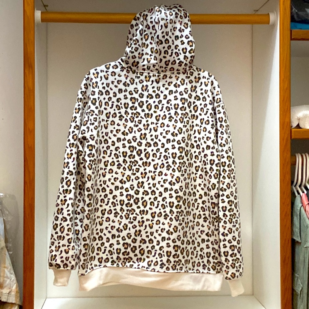 5/$40 Sale WHITE CHEETAH PRINT PULLOVER HOODIE~NWOT~MD-FRONT POCKET - Picture 6 of 6